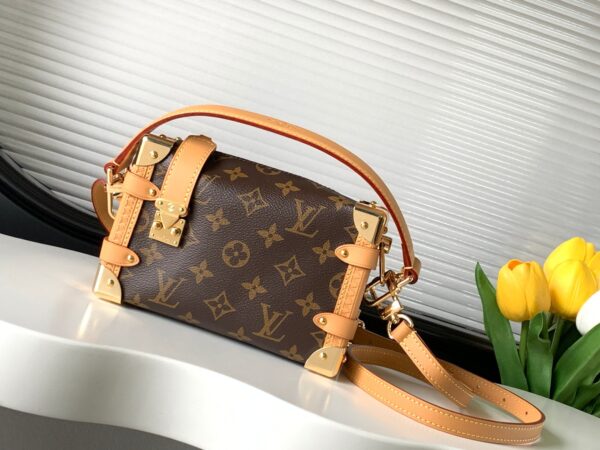 LV Luxury Element  The Hottest Shoulder Bag of 2023 Spring: Inspired by Travel Trunks  LV009