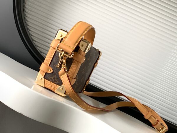 LV Luxury Element  The Hottest Shoulder Bag of 2023 Spring: Inspired by Travel Trunks  LV009