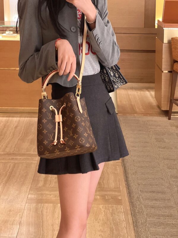 LV Luxury Element Elegant Mini Bucket Bag: Timeless Design Meets Modern Functionality LV014