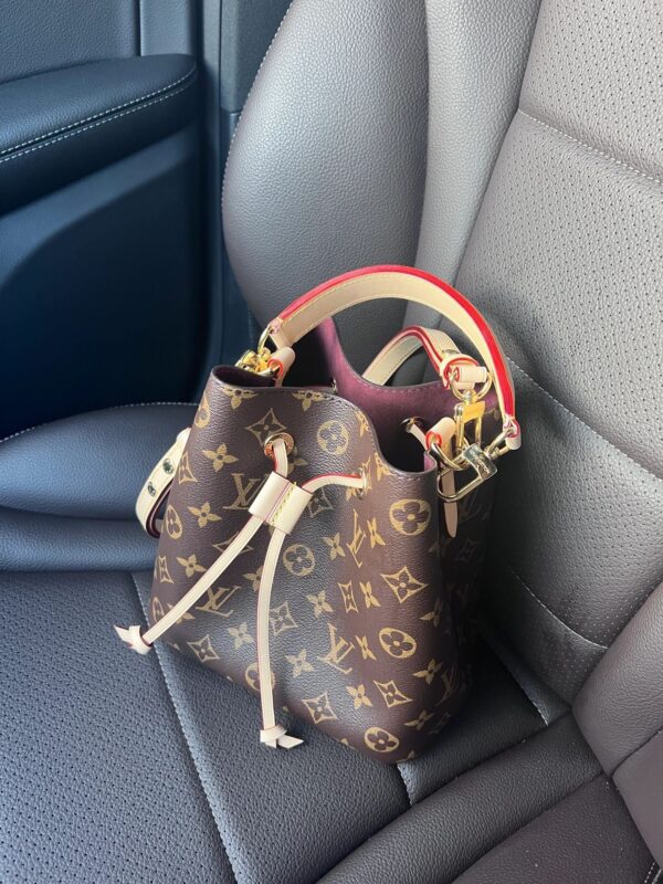 LV Luxury Element Elegant Mini Bucket Bag: Timeless Design Meets Modern Functionality LV014