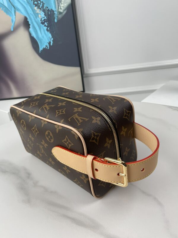 Fashionable and luxurious LockerDopp Kit toiletry bag