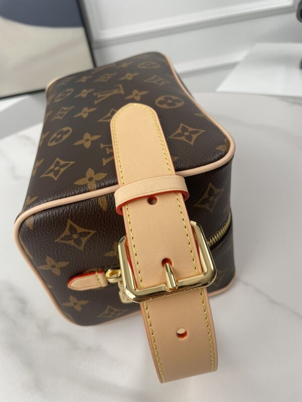 Fashionable and luxurious LockerDopp Kit toiletry bag