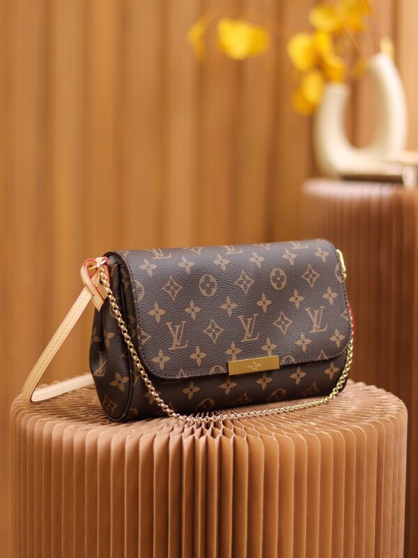 Favorite MM Shoulder Bag | Monogram Elegance | 26x15x4cm