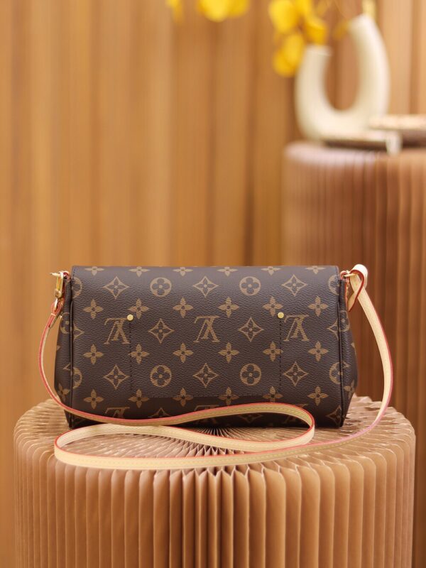 Favorite MM Shoulder Bag | Monogram Elegance | 26x15x4cm