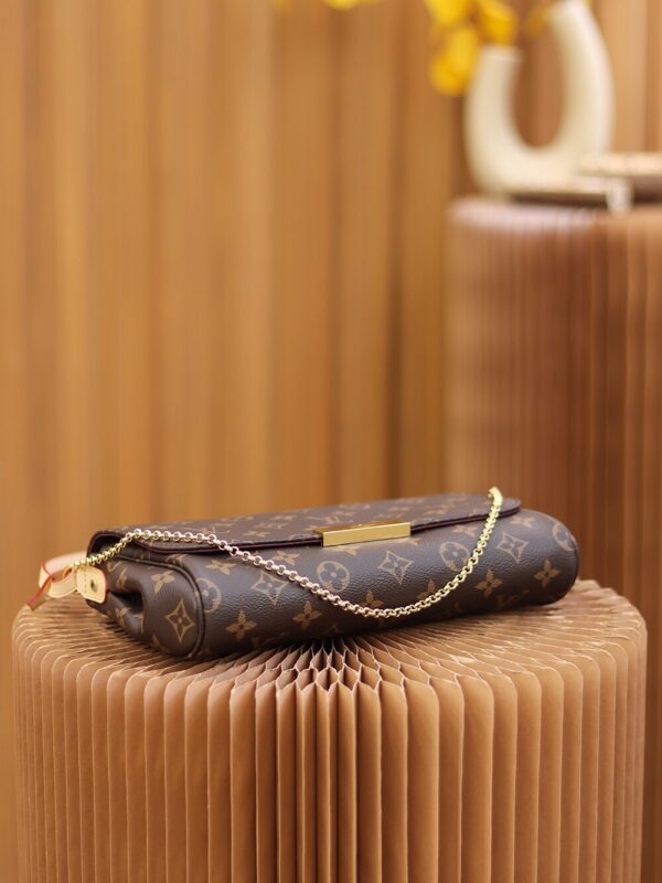 Favorite MM Shoulder Bag | Monogram Elegance | 26x15x4cm