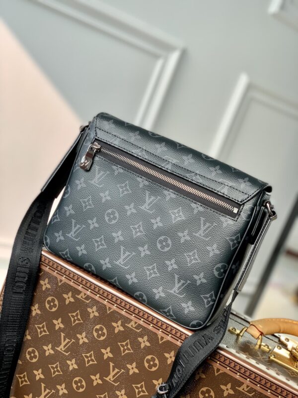Louis Vuitton District Messenger Bag