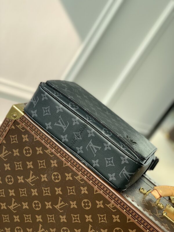 Louis Vuitton District Messenger Bag