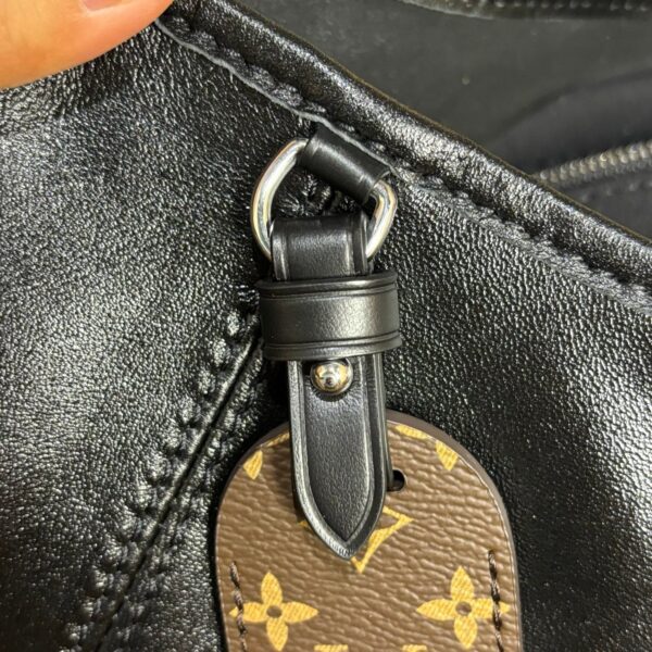 LV Luxury Element CarryAll Cargo Small Bag in Soft Lambskin: Your Compact Daily Companion LV018